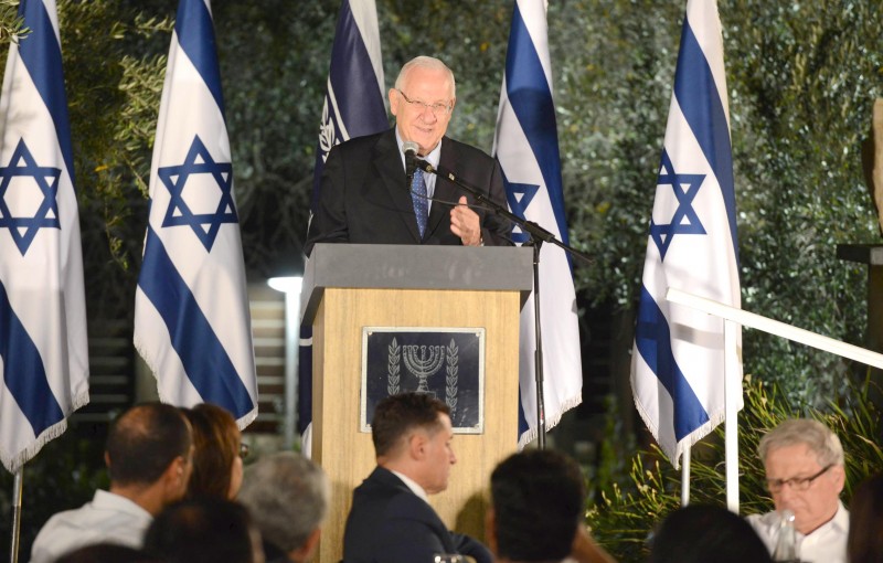 Reuven Rivlin s’adresse à la communauté arabe israélienne lors d’un repas marquant la rupture du jeûne du ramadan, le 5 juillet 2015. Crédit: Mark Neyman. 