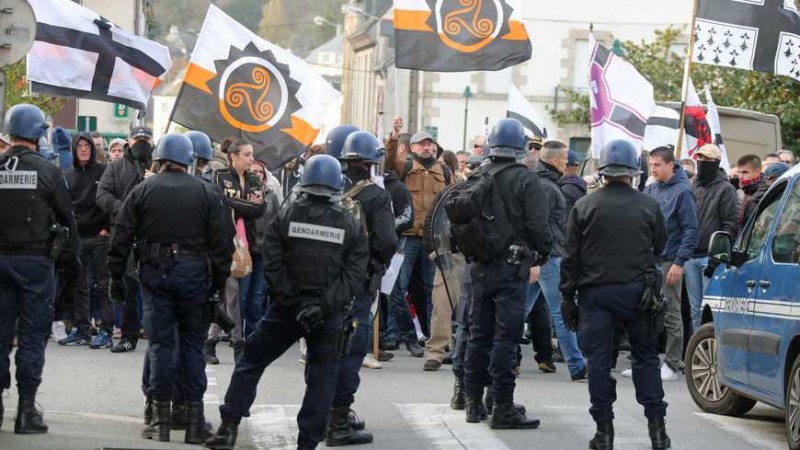 Les manifestants d'extrême-droite dans les rues de Pontivy samedi 14 novembre © Maxppp - François Destoc 